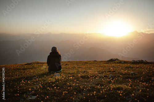 Tramonto monte altissimo lago di garda sul tramonto con persone photo