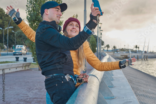 Jovenes sonrrientes sacando una selfie mientras entrenan photo