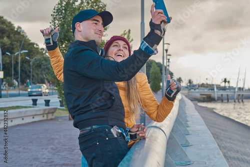 Jovenes sonrrientes sacando una selfie mientras entrenan photo