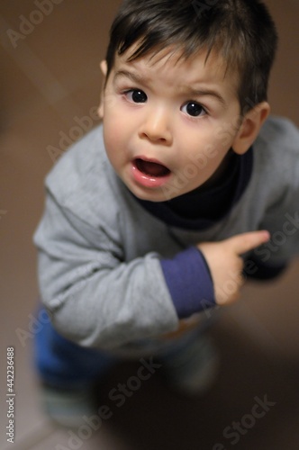 Bambino arrabbiato che protesta