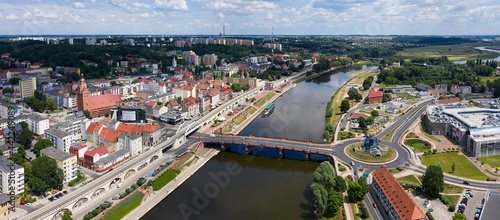 Panorama z lotu ptaka miasta Gorzów Wielkopolski, widok na bulwar i most staromiejski nad rzeką Warta, Spichlerz, wieżę widokową Dominanta na rondzie Świętego Jerzego.