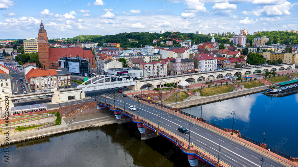 Centrum miasta Gorzów Wielkopolski, widok na bulwar wschodni nad rzeką Warta od strony mostu staromiejskiego. - obrazy, fototapety, plakaty 