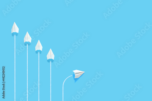 Obraz na plátně 1機だけルートを変える紙飛行機 6