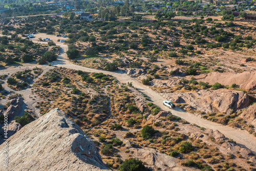 panorama de una camioneta en camino de terracería, transportando vehículos de motocross © Gustavo