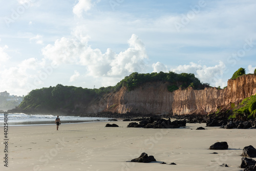 Encosta com o mar manso no final do dia photo