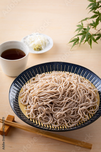 ざるそばを食べる