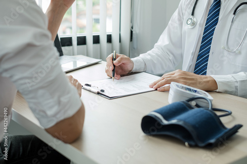 фотографія Man doctors explain and recommend treatment after a female patient meets a doctor and receives results regarding illness problems