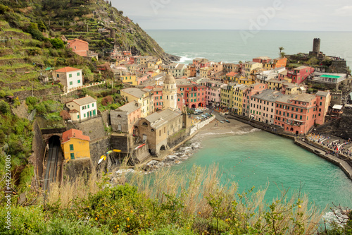 Le petit village de pêcheurs Vernazza est probablement le plus caractéristique des Cinque Terre en Ligurie en Italie avec sa grande place entourée de maisons colorées et son port rempli de bateaux. photo