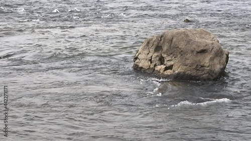 急な川の流れと上流から運ばれてきた大きな石