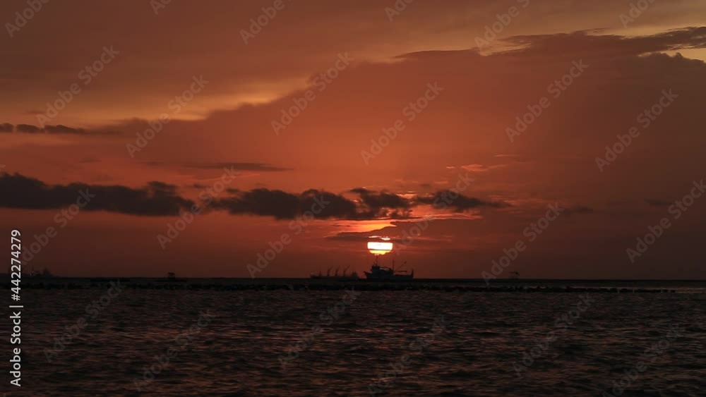 The background of the morning light, the wallpaper of the Twilight sky, the lake or the sea, is a natural beauty, seen between travel. The background of the morning light, the wallpaper of the Twilight sky, the lake or the sea, is a natural beauty, seen between travel.