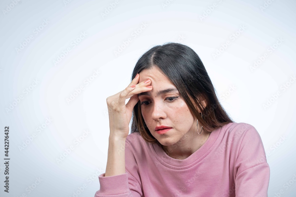 Mujer estresada fondo blanco Mujer estresada fondo blanco