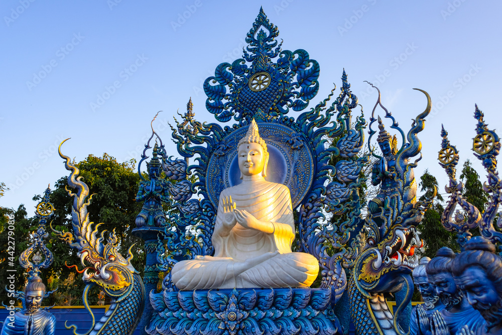Obraz premium Wat Rong Suea Ten Temple