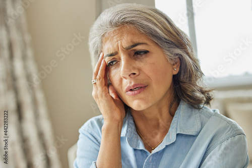 Fotografía Mature Woman At Home Suffering From Headache Or Memory Loss