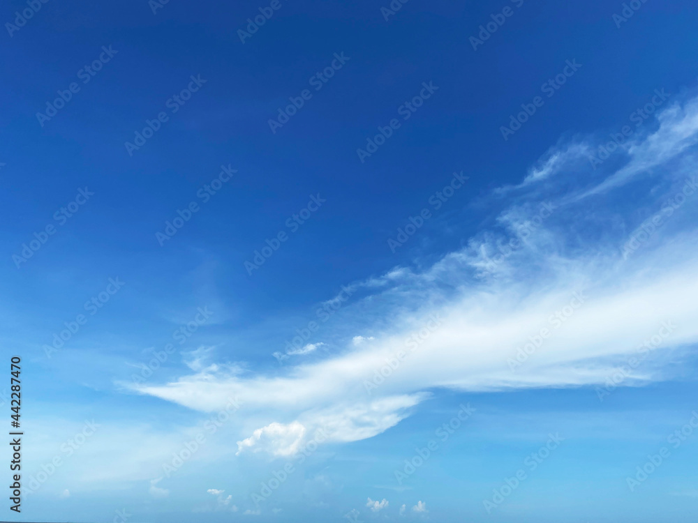 Naklejka premium Beautiful cloud with blue sky natural background