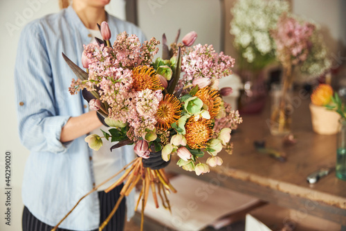Cuadro en lienzo Professional female florist making a beautiful spring bouquet