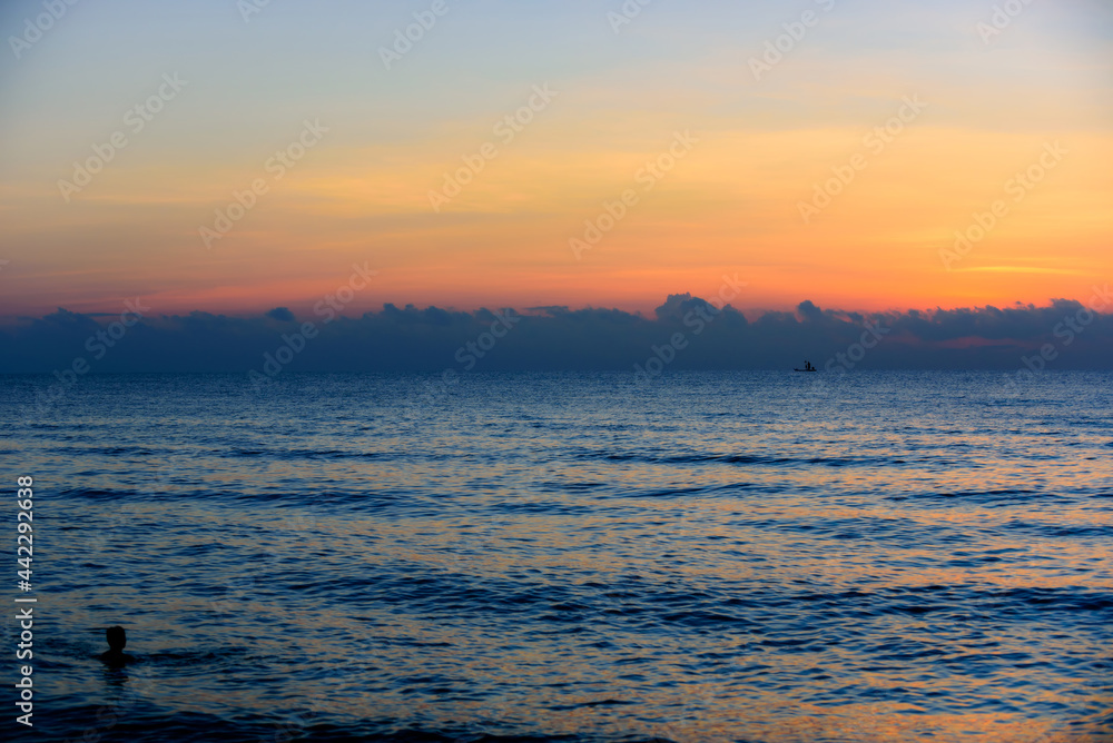 Naklejka premium Beautiful cloudscape over the sea, sunset shot