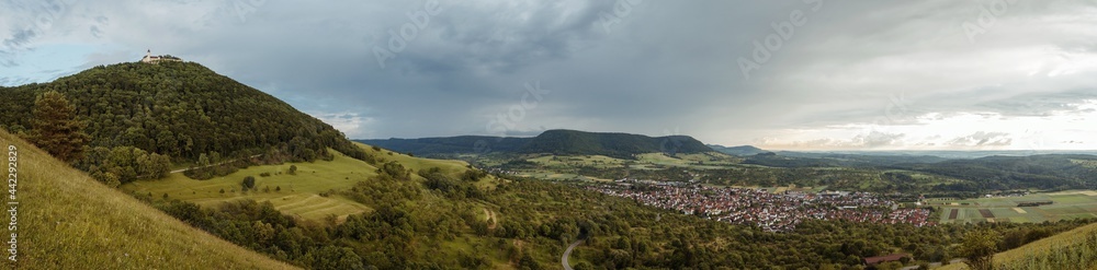 Panoramaansicht der Schwäbischen Alb und der Burg Teck, Baden-Württemberg