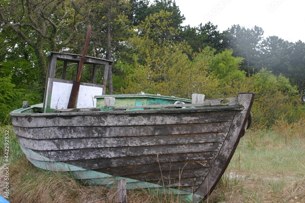 Altes Fischerboot an Land abgestellt Altes Fischerboot an Land abgestellt