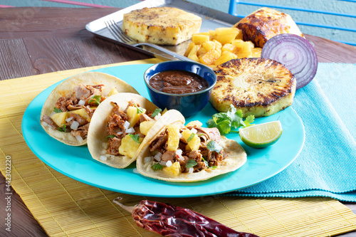 Tacos mejicanos picantes sobre plato azul. Spicy mexican tacos on blue plate photo