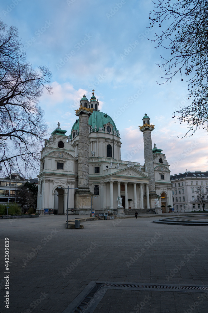 Karlsplatz mit Karlskirche ohne Menschen im Lockdown in Wien