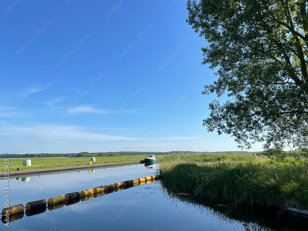 Canal lock around Nieuwehorne