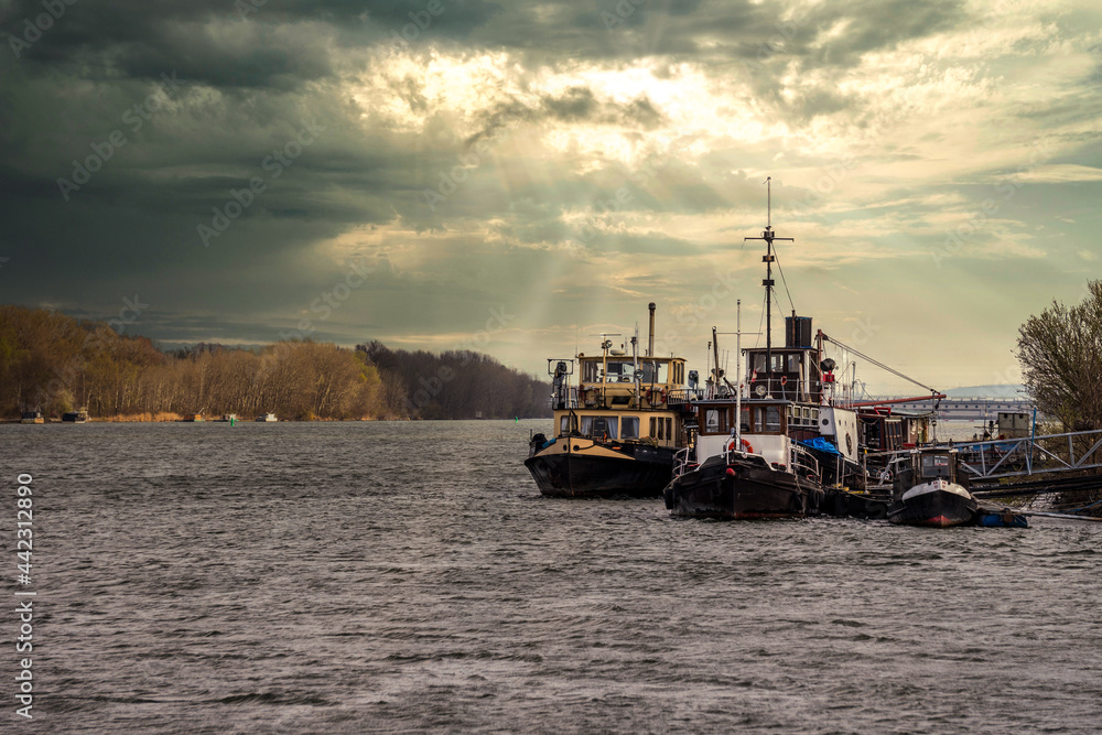 Schiffe am Donau Ufer mit spektakulärem Himmel