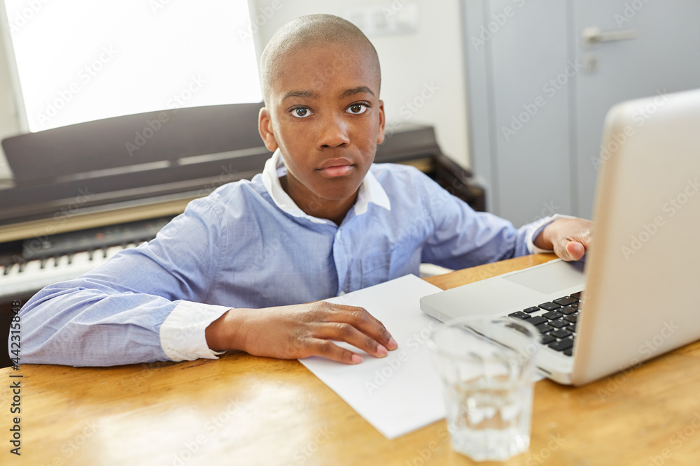 Schüler am Laptop Computer online lernt beim Homeschooling Stock Photo ...