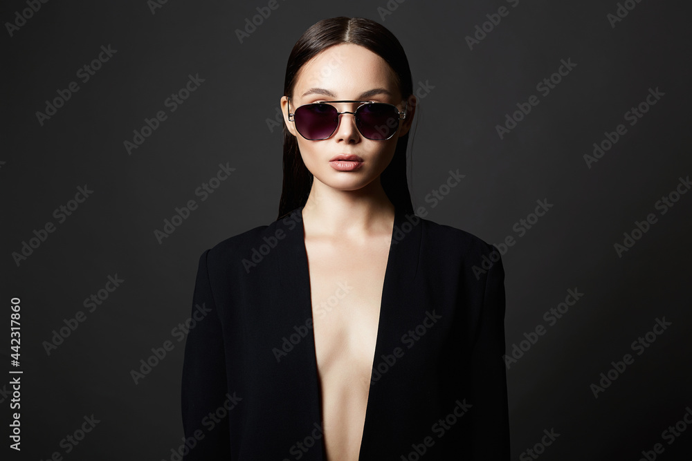 fashion portrait of Beautiful sexy woman in sunglasses - obrazy, fototapety, plakaty 