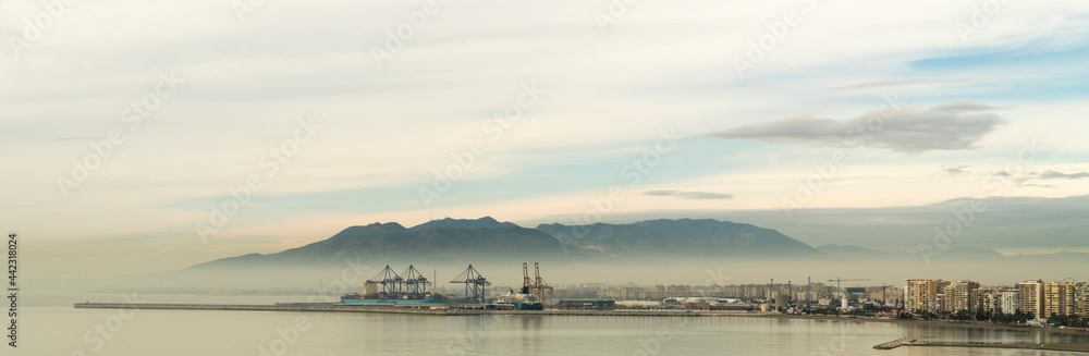 Increíble panorámica de la ciudad y el puerto de Málaga entre la nubes