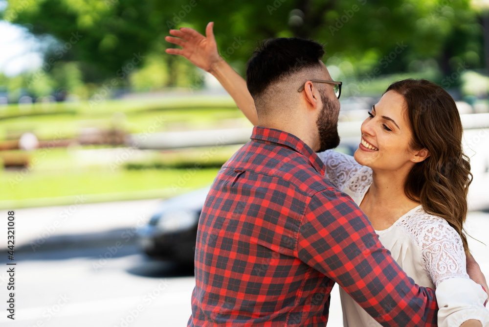 Obraz premium Happy young couple outdoors. Loving couple walking in the city