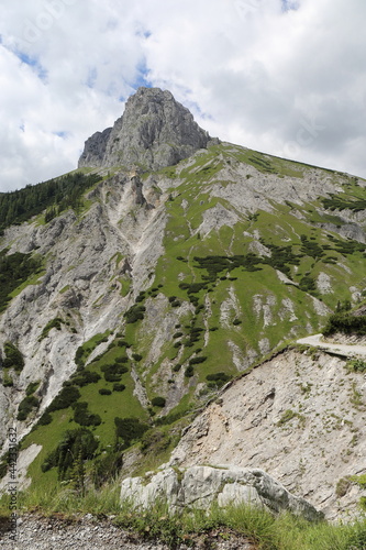 Eine majestätische Felsformation in steirischen Kalkalpen. Wanderung auf Fölzam in der Hochschwabregion.