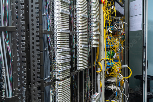 Crossing the telecommunication panel cable in the rack