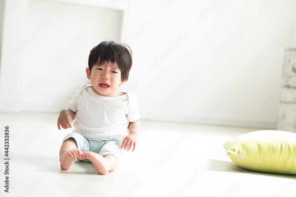 全てが嫌になった号泣するアジア人(日本人)の赤ちゃん2 右にコピースペースあり 全てが嫌になった号泣するアジア人(日本人)の赤ちゃん2 右にコピースペースあり