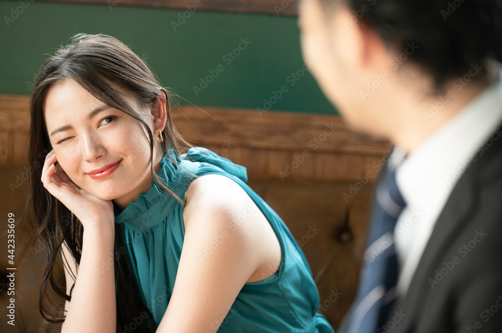 デートしているカップル 全てを許せる美人な日本人女性のウィンク Stock 写真 Adobe Stock デートしているカップル 全てを許せる美人な日本人女性のウィンク Stock 写真 Adobe Stock