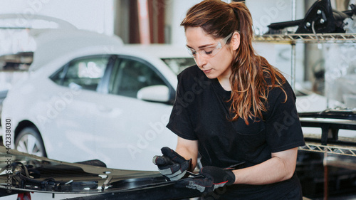 Female technician fixing car parts in a garage © Rawpixel.com