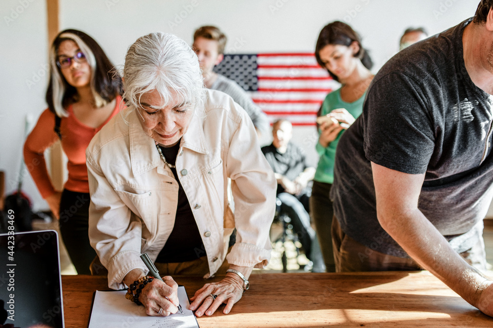 © Rawpixel.com - Diverse people queuing at a polling place © Rawpixel.com - Diverse people queuing at a polling place