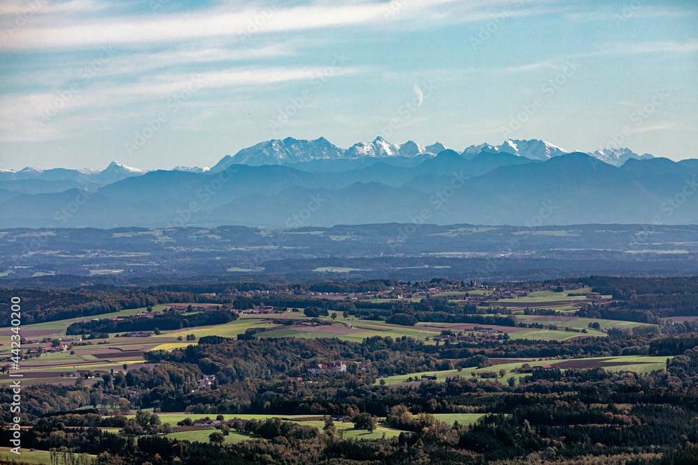 Blick über das bayrische Voralpenland in die Alpen