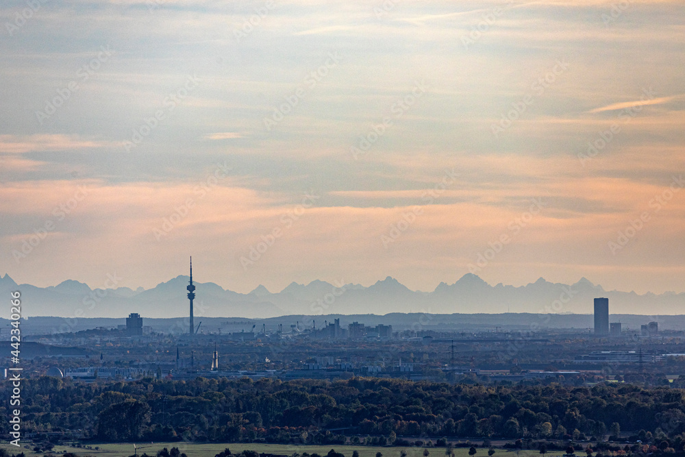Naklejka premium Skyline von München vor den Alpen
