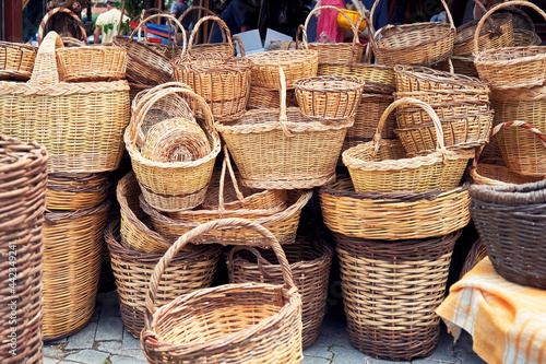 Pile of wicker baskets at the farmers market © Cagkan