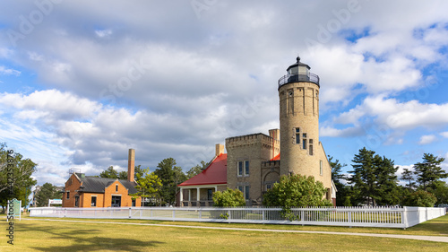 Fotografia Historic Old Mackinac Point Lighthouse still stands watch over the treacherous Straits of Mackinac, though only as a Michigan State Park