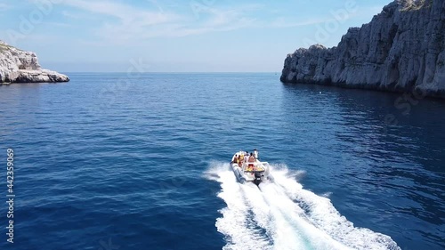 Calanques de Marseille en France, amis dans un bateau. Mer, falaises et rochers.