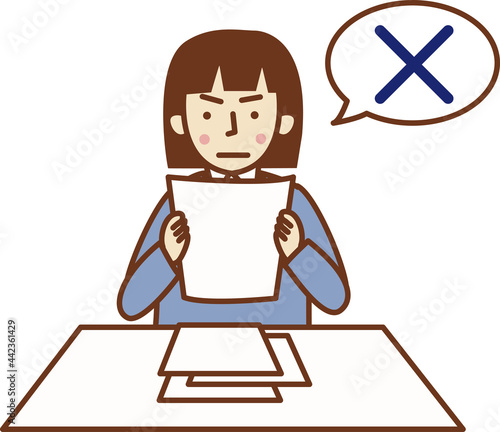 書類を持って「×」と言う女性。