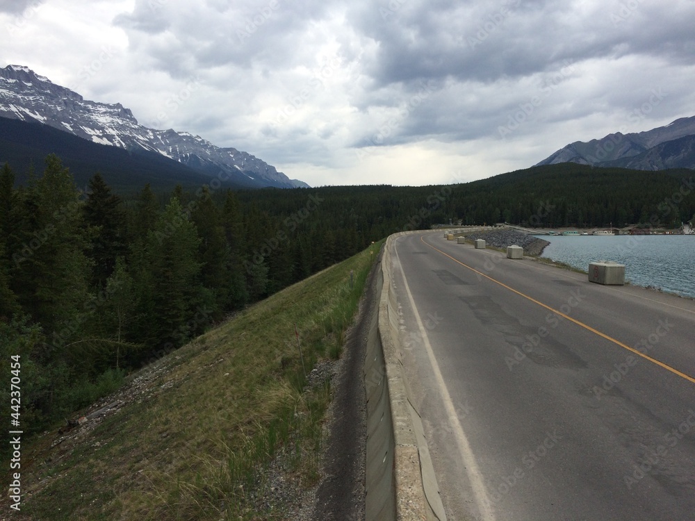 Fototapeta premium Lake Minnewanka loop north of Banff