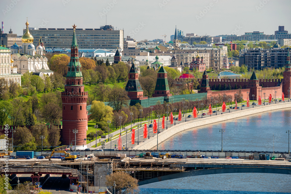 Obraz premium Aerial view of the Moscow Kremlin, the Moskva River and the Kremlin embankment on a spring day
