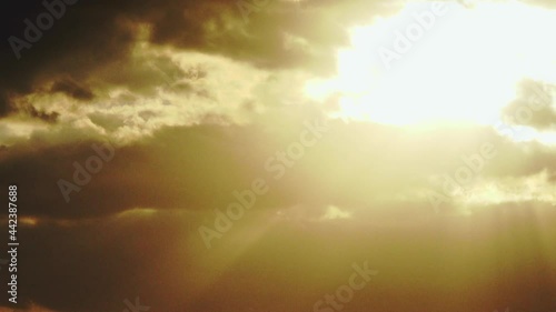 光が射す夕焼け雲