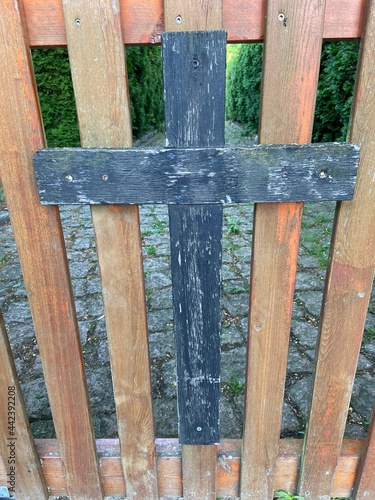 Kreuz am Friedhofs Zaun