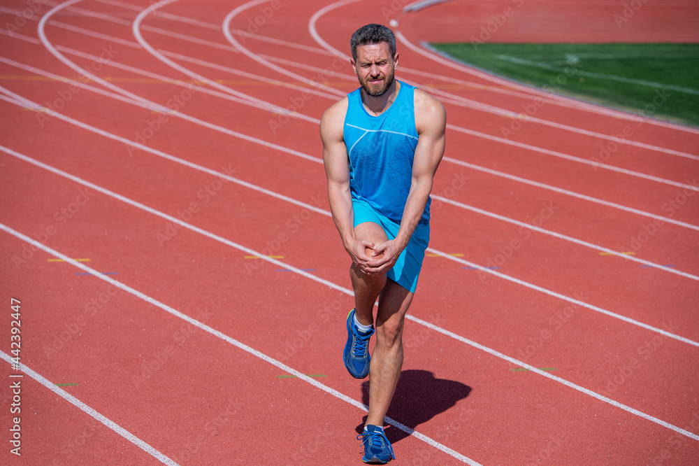 Obraz premium male runner flex muscles because of sport trauma after workout, sport injury