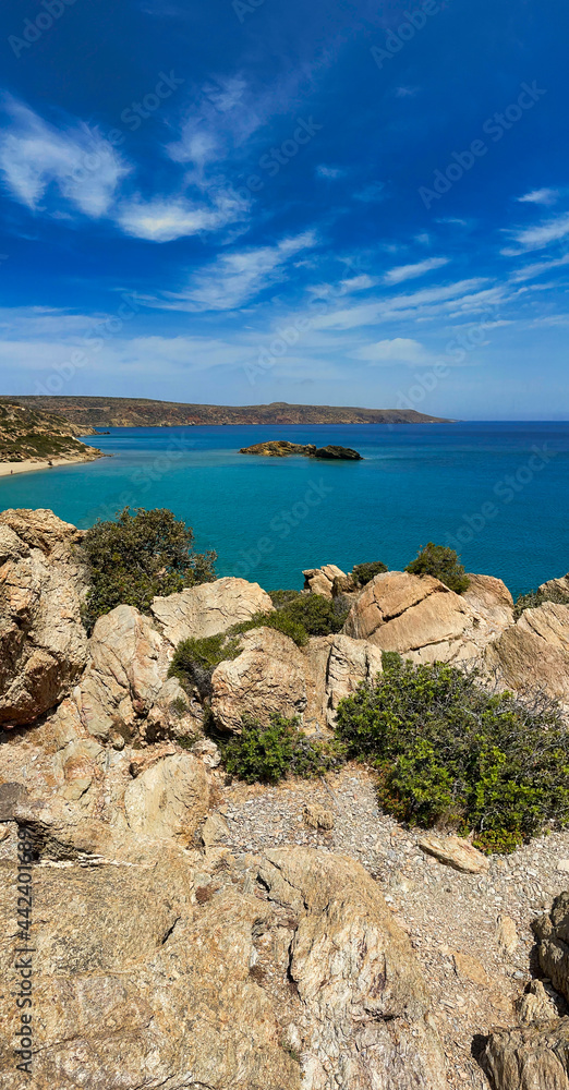 WIDOK NA KAMIENISTE WYBRZEŻE MORSKIE. WYSPA KRETA, GRECJA. WIDOK NA KAMIENISTE WYBRZEŻE MORSKIE. WYSPA KRETA, GRECJA.