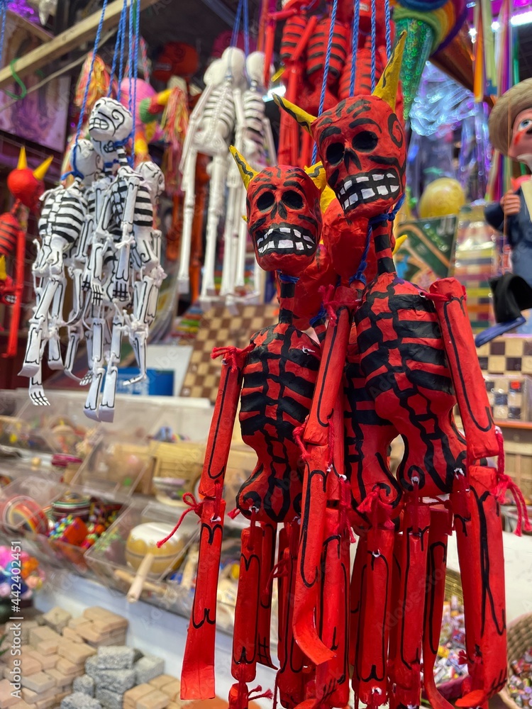 Naklejka premium Artesanías en un mercado tradicional de la Ciudad de México