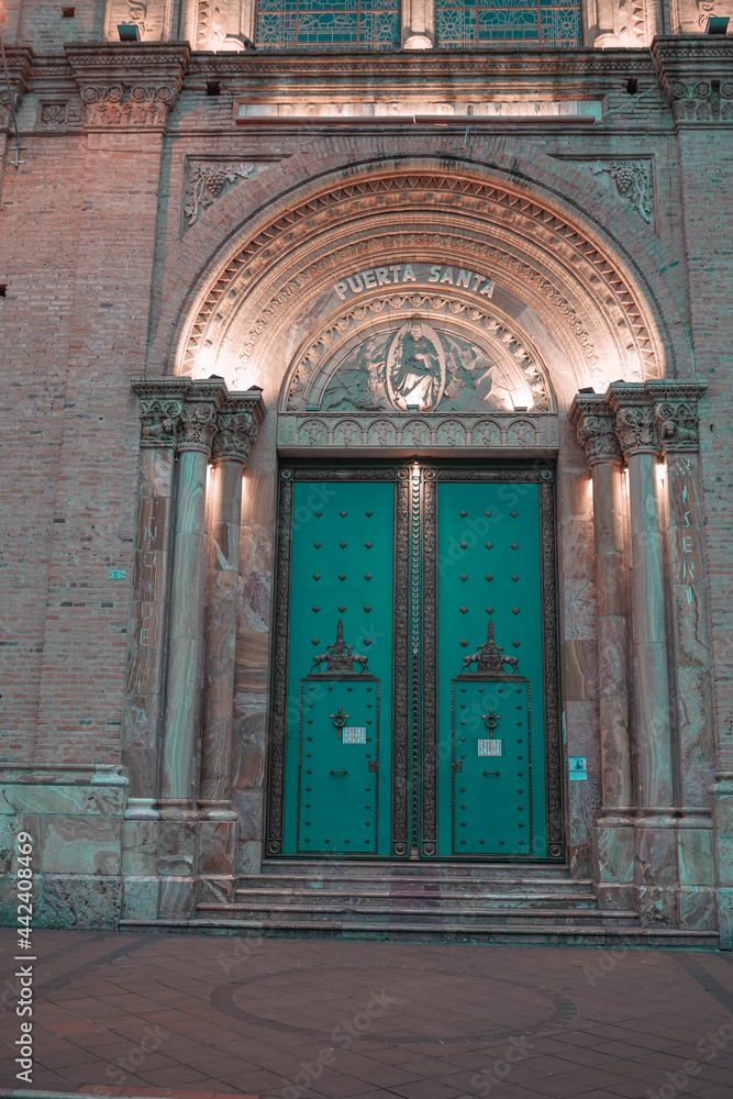 vista de portales cupulas catedral y calles del centro historico de
